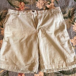IZOD light green seersucker shorts